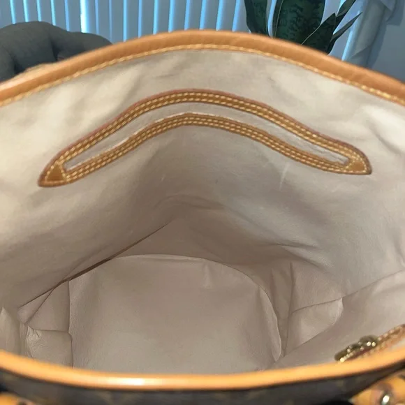 AUTHENTIC w’ COA. Louis Vuitton Monogram bucket bag. - Picture 7 of 16